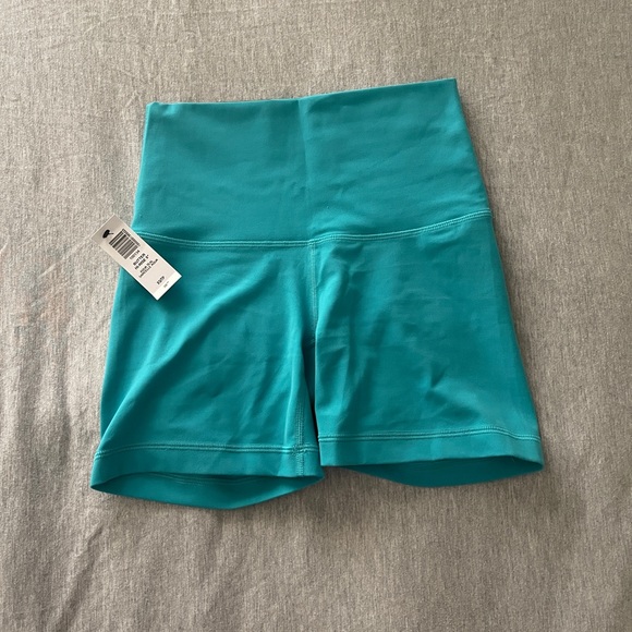 Aritzia Tna Butter Cheeky High-rise 5 inch short - Picture 4 of 6